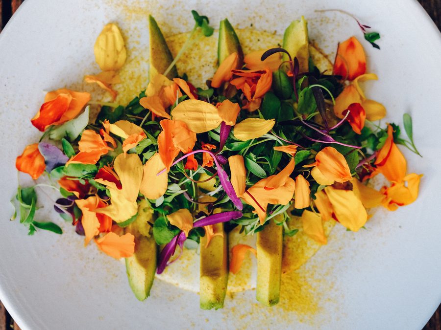 Ensalada de hojas con flores comestibles de colores