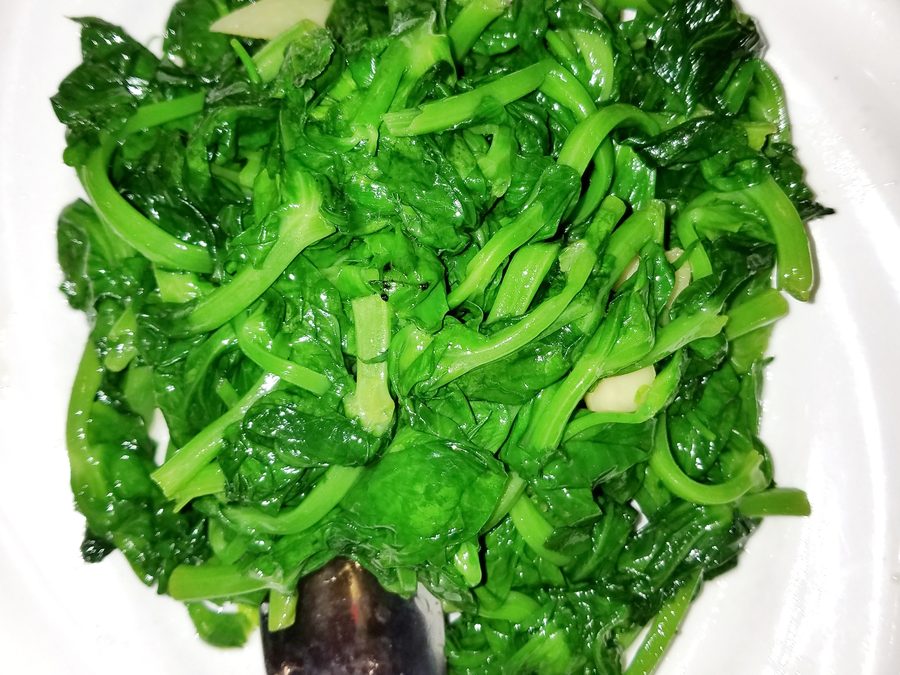 Brotes de chícharo salteados servidos en un plato